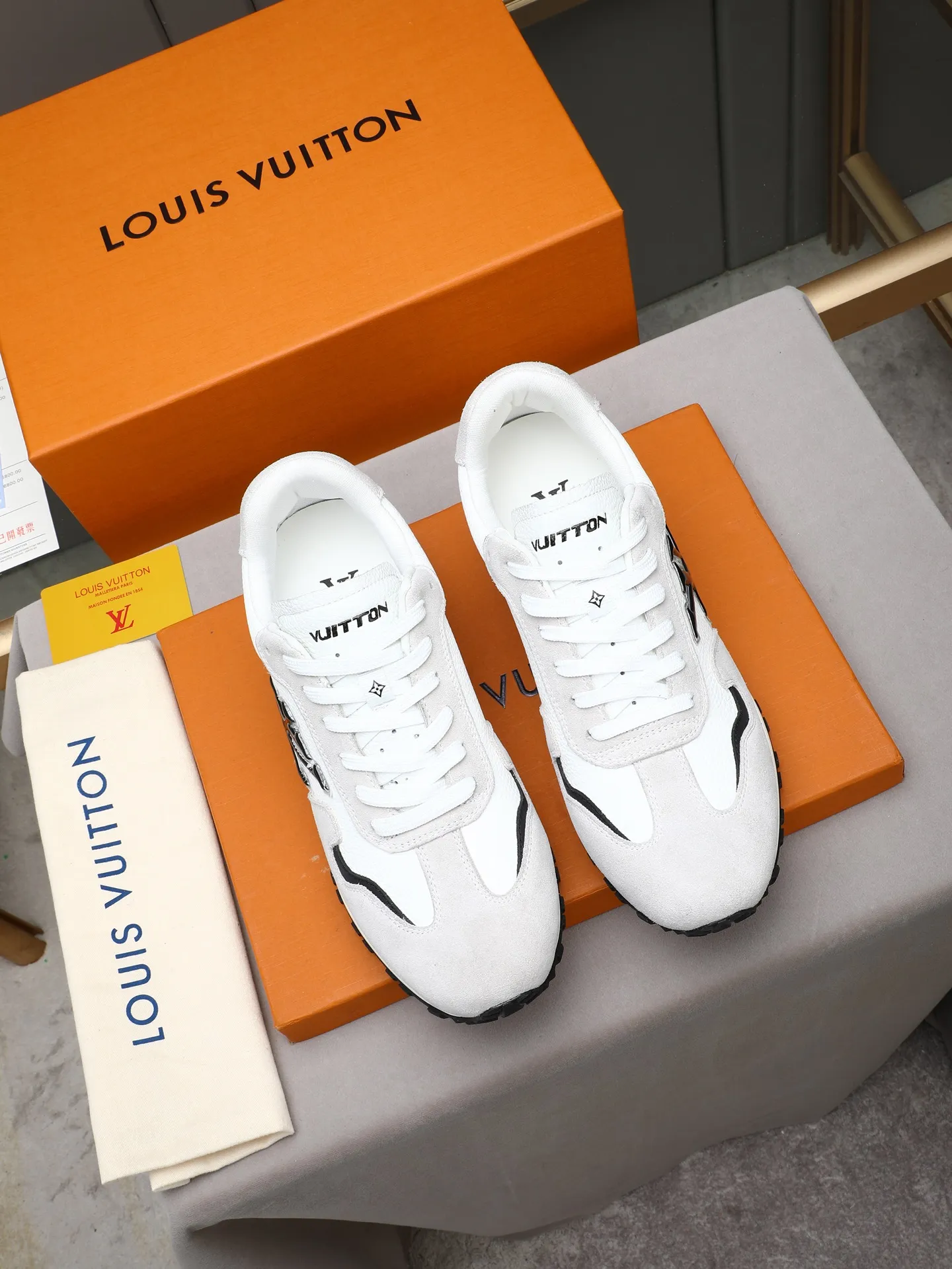PP600 Louis Vuitton LV Run Men's Sports Shoes LV Run men's sports shoes are made of cowhide leather, low-key and luxurious. The tongue and heel are embellished with classic logos, giving it a full sense of hierarchy. The rubber sole has strong grip and wear resistance, suitable for daily wear or light sports scenes, and has a full sense of quality🎬size: 39-44 (customized at 38.45.46)